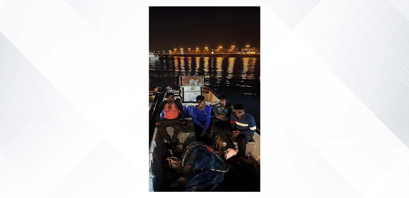 خفر السواحل: ضبط قارب والقبض على 4 بحارة حاولوا الاصطدام بالدوريات البحرية والهروب أثناء مزاولتهم صيد الروبيان<